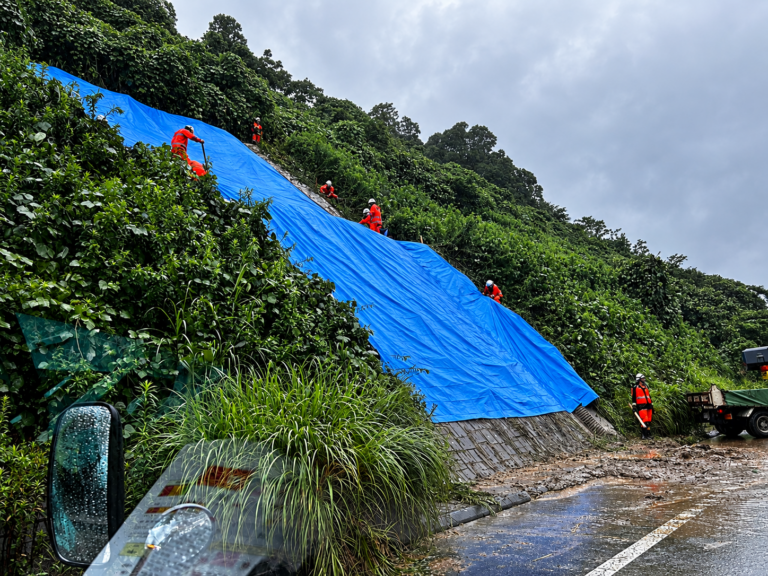 土砂流出を防ぐシート養生を実施し、通行の安全を確保します。悪天候時も迅速に出動します。