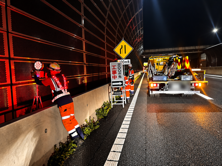 保安灯を適切に配置し、走行車両の安全を守ります。